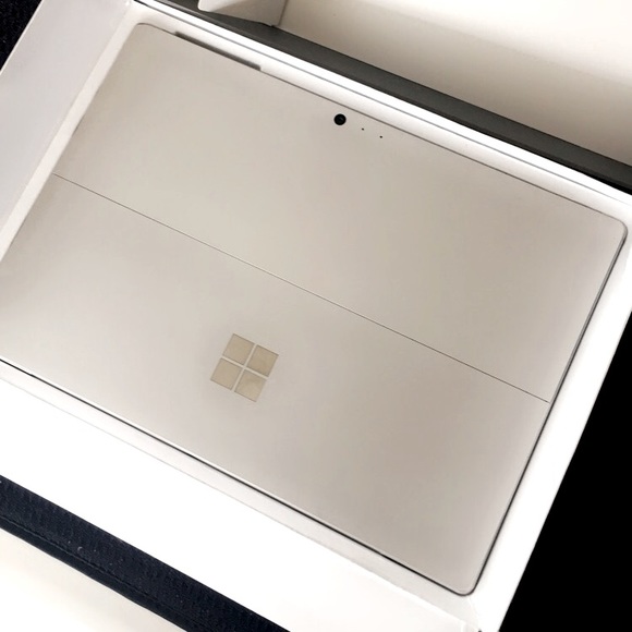 Microsoft Surface pro - Picture 1 of 8